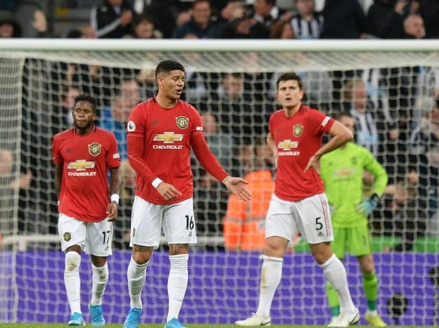 法兰克福队球员选址转投英超,引发球迷热议 法兰克福队球员选址转投英超,引发球迷热议