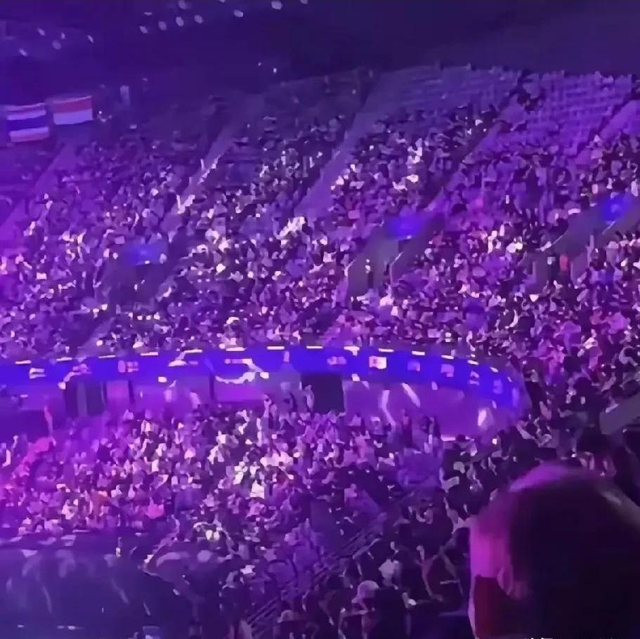 粉丝们热情的呐喊声响彻整个球场! 粉丝们热情的呐喊声响彻整个球场!