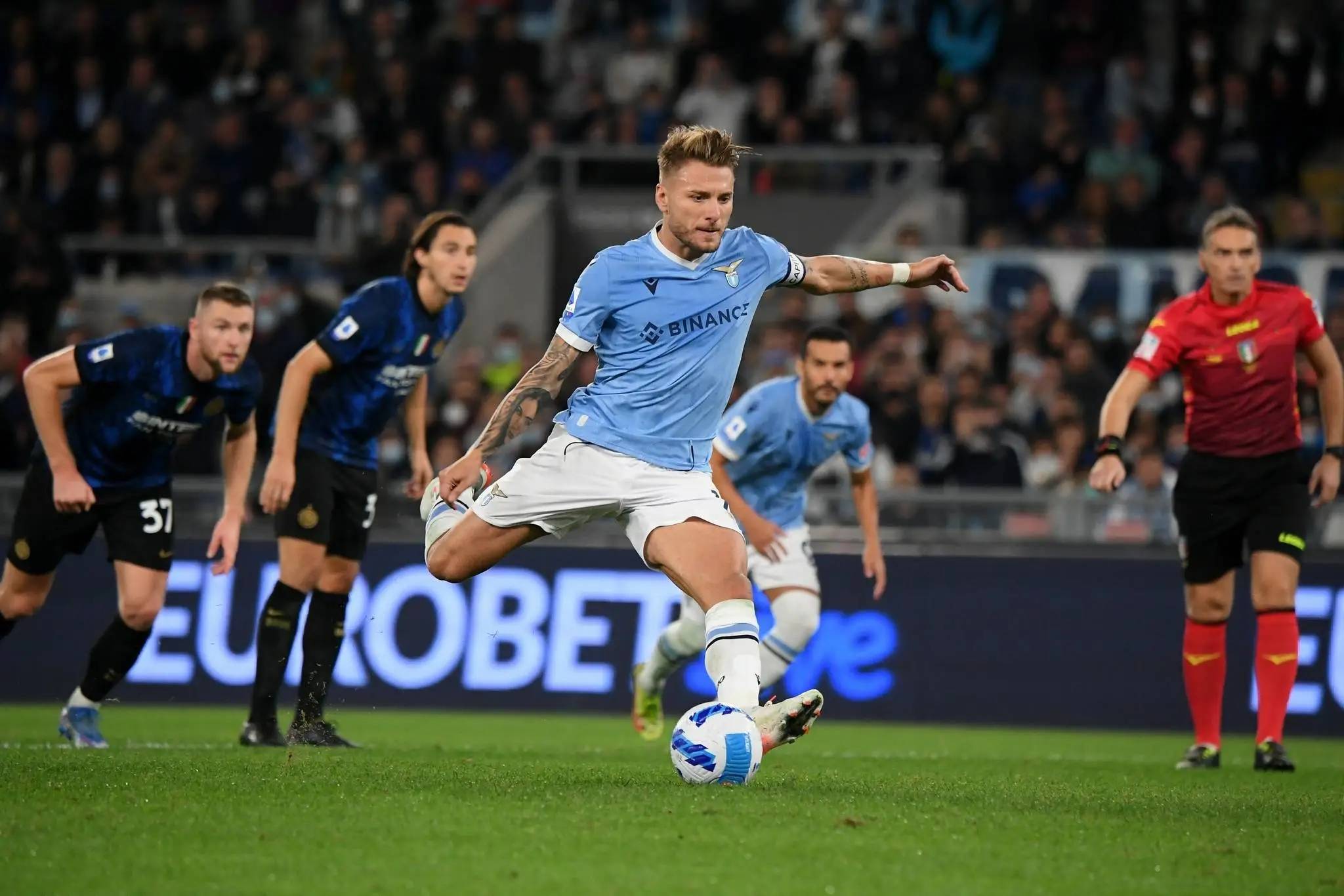 拉齐奥中场组织稳定,为球队打下坚实基础 拉齐奥中场组织稳定,为球队打下坚实基础